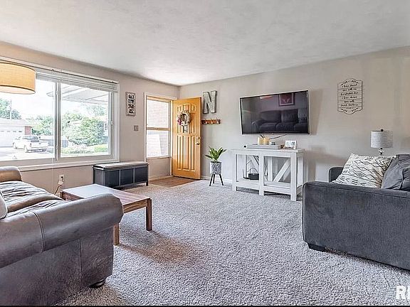 3rd image of 206 E Oakwood St