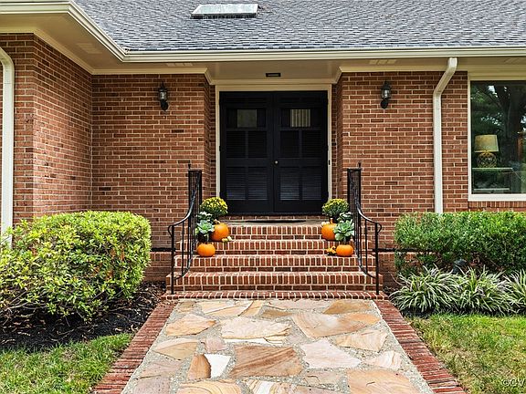 5th image of 215 El Dorado Dr