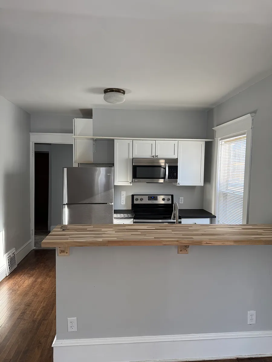 Building Photo - 1042 19th Ave SE #1
