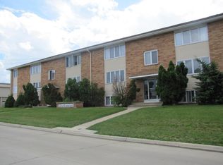 200 Tucker St, Hiawatha, IA 52233