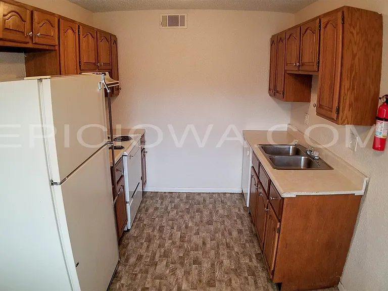 1228 O Avenue Pl NE — Photo 2