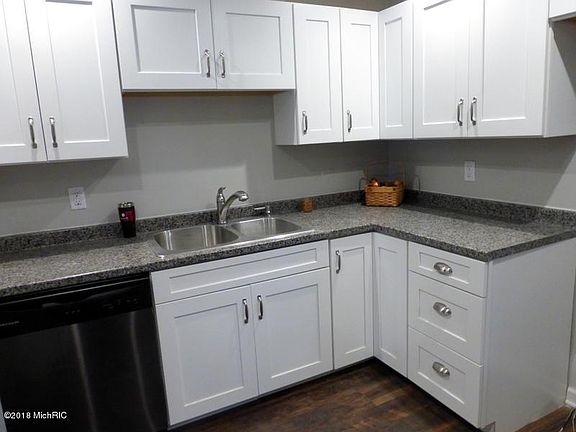 4th image of 2649 Center Ave