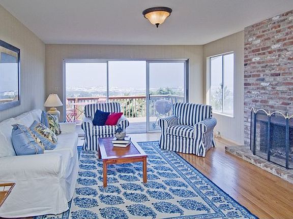 Familyroom off Kitchen opens to deck and Bay Views