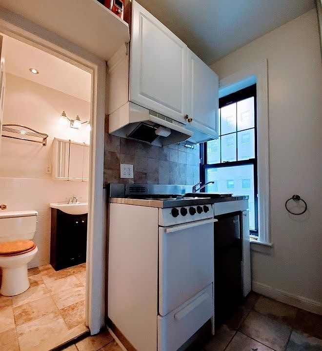 1st image of 300 E 70th St #2C