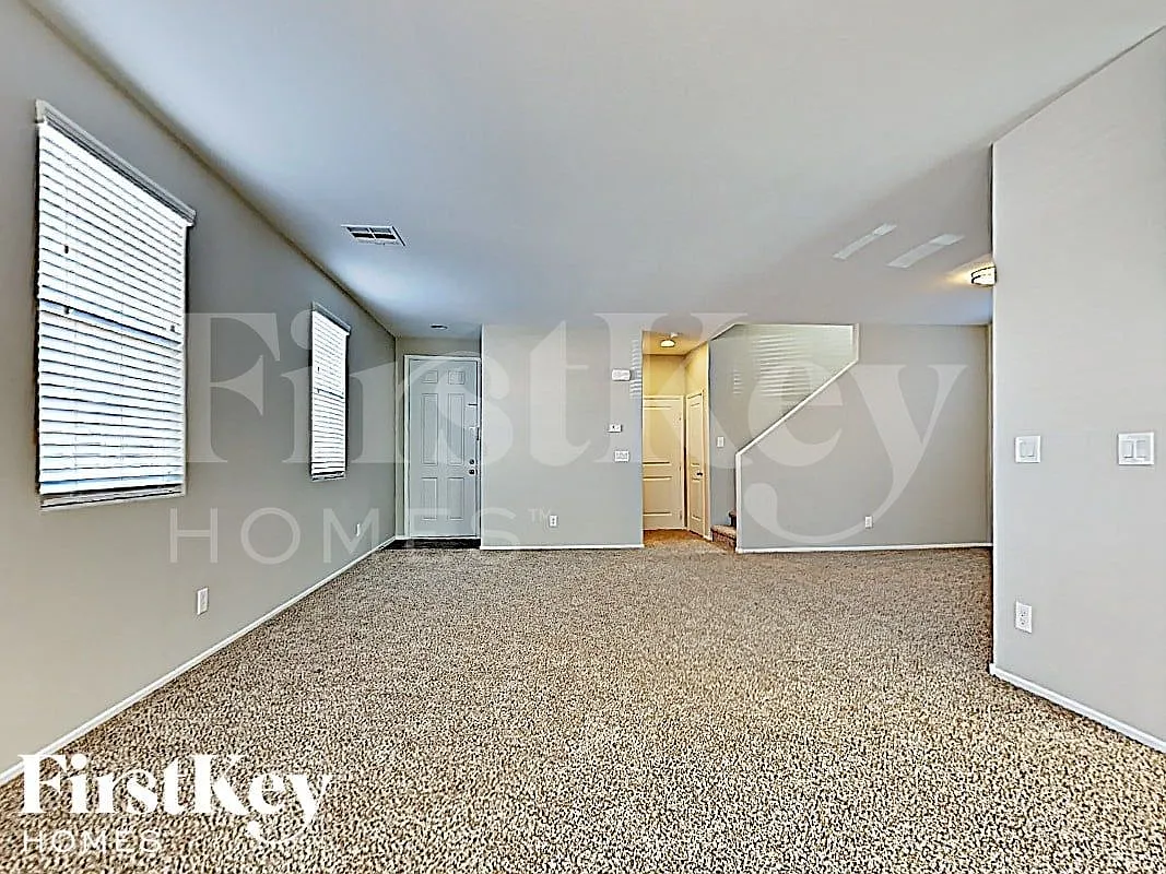 4 bed, 2.5 bath, 1933 sqft, $2,415 — Photo 2