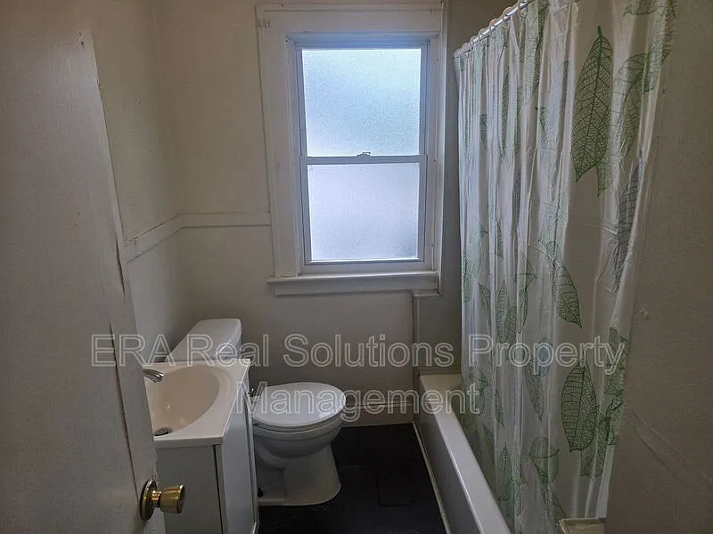 2 bed, 1.0 bath, $925 — Photo 2