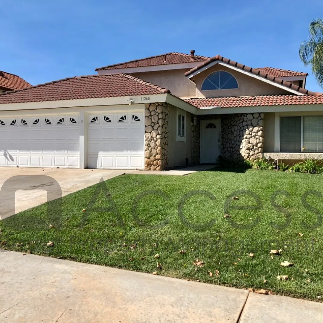 Riverside Home with Private Pool and Three-Car Garage — Photo 1