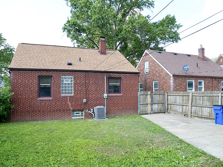 13613 Clifford Ave — Photo 22