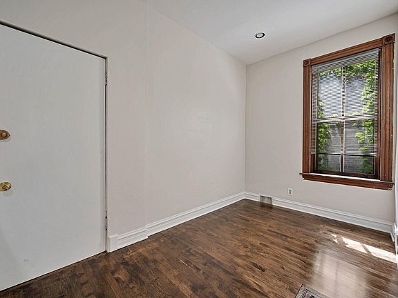 4th image of 1031 W Wellington Ave #1