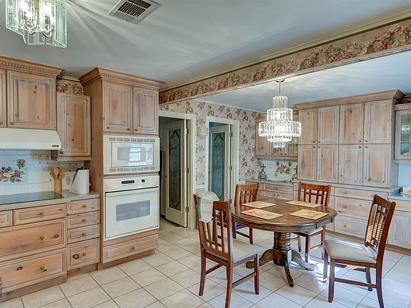 3rd image of 607 5th St NE