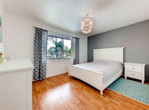 3rd image of 2331 Primrose Ave