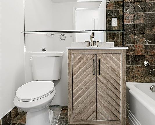 5th image of 60 Sutton Pl S APT 2IS