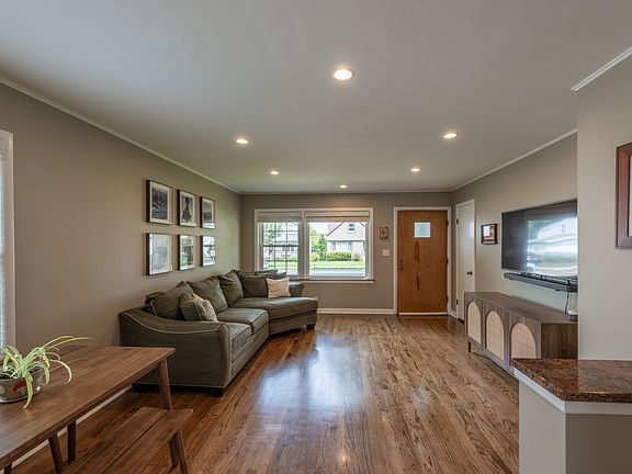 3rd image of 141 W Park Dr