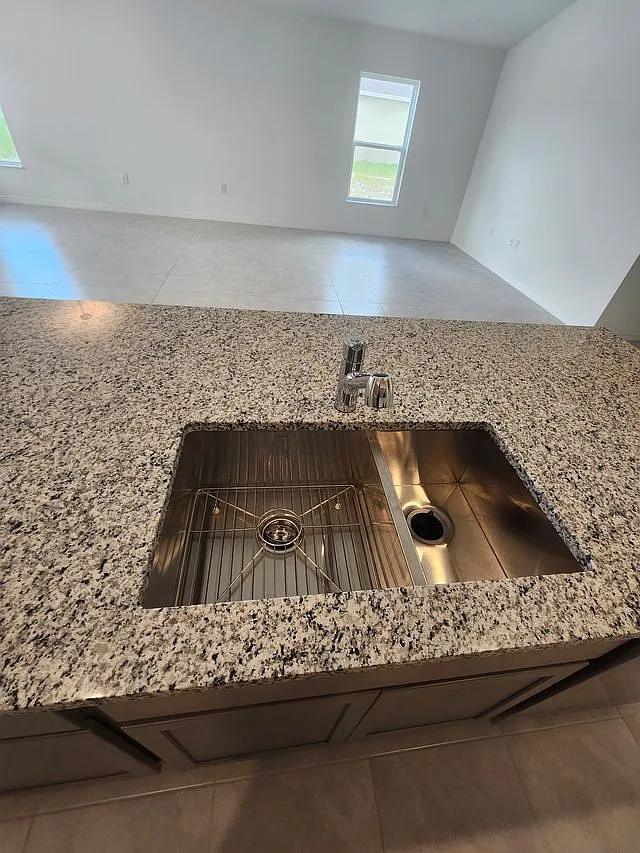 4 bed, 1989 sqft, $2,400 — Photo 4