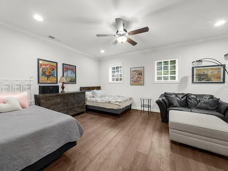 410 Rose Garden Ln — Photo 32