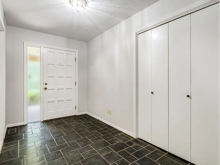 102 Arbor Ln — Photo 5