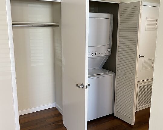 5th image of 982 Lake St APT A