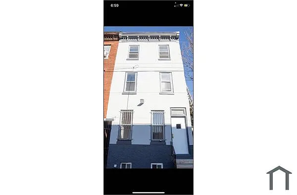 Building Photo - 34 E Silver St #1