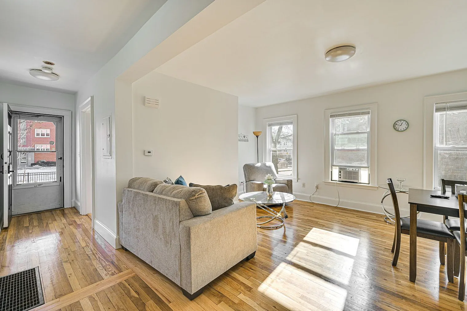 2 bed, 1.0 bath, 742 sqft, $5,056 — Photo 2