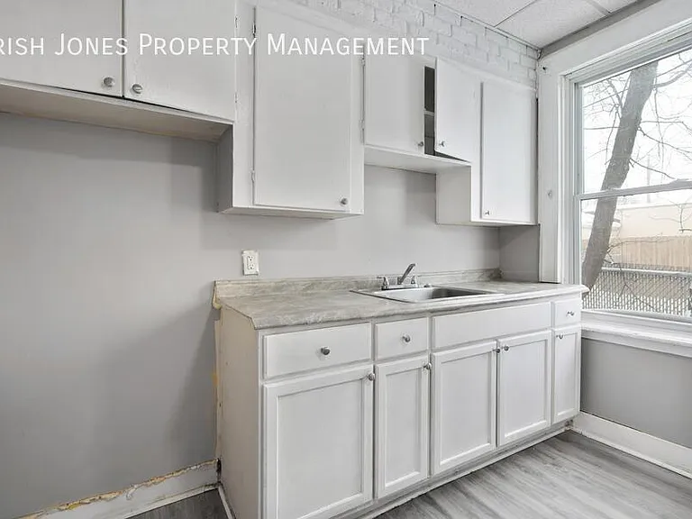 476 Niagara St #2 — Photo 2