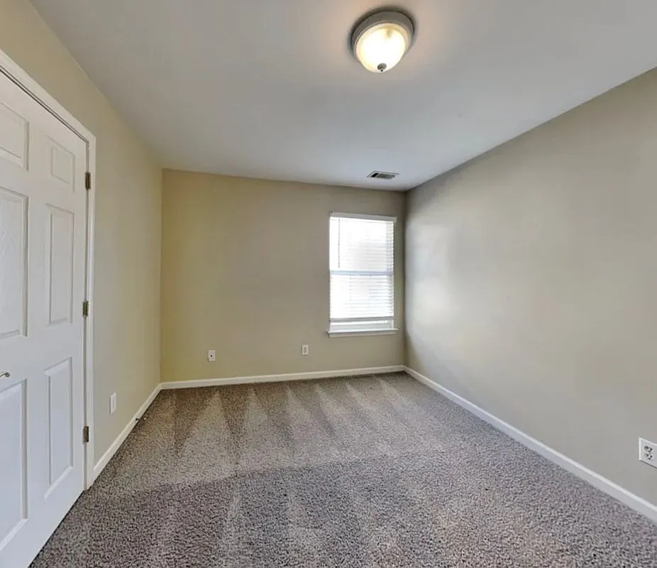 4 bed, 2.0 bath, 2182 sqft, $1,800 — Photo 2
