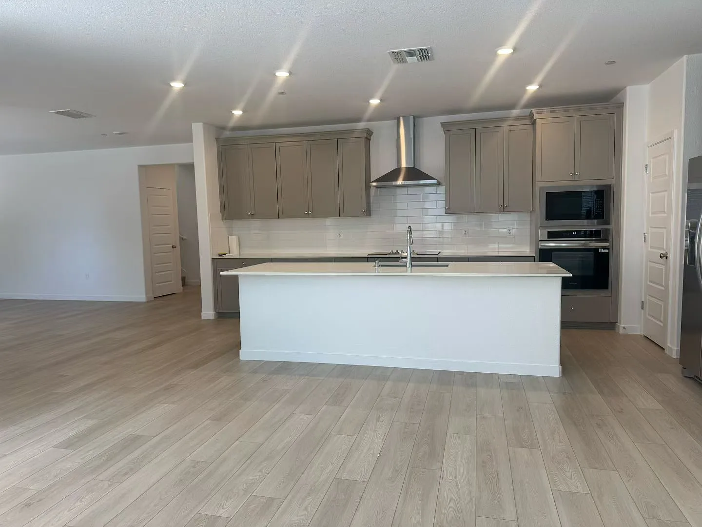 5 bed, 2793 sqft, $3,800 — Photo 2