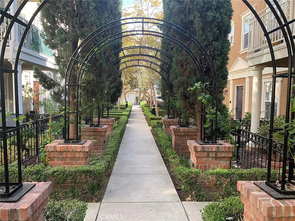 2 bed, 2.5 bath, 1675 sqft, $4,200 — Photo 1