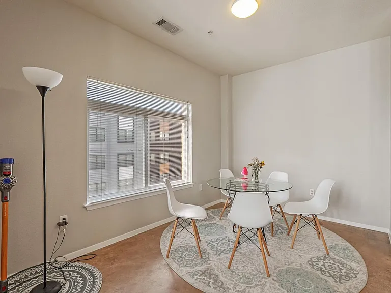 910 W 25th St #406 — Photo 6
