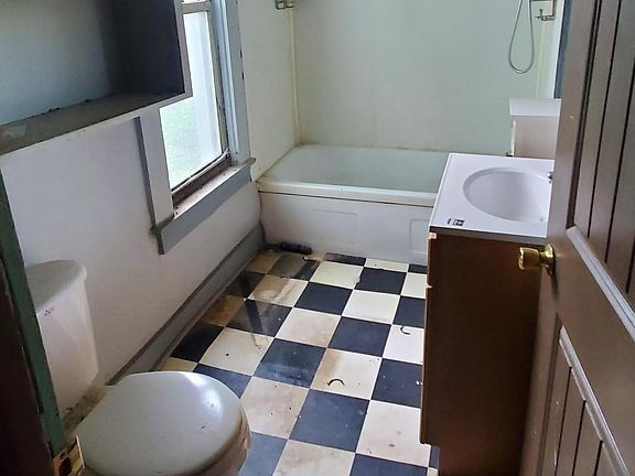 5th image of 1201 W Mills St