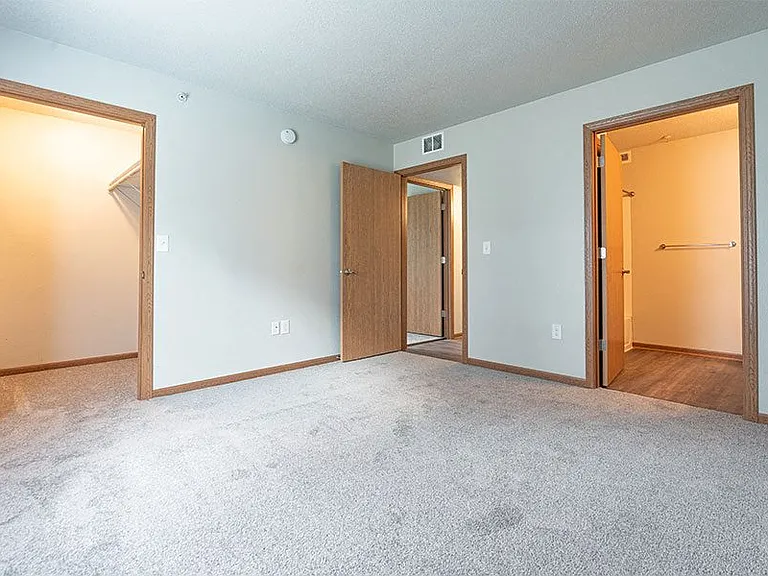 ASPEN BLUFF APARTMENTS — Photo 9