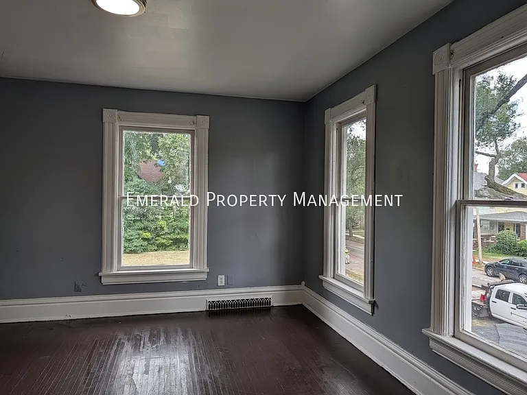 964 N Court St — Photo 17