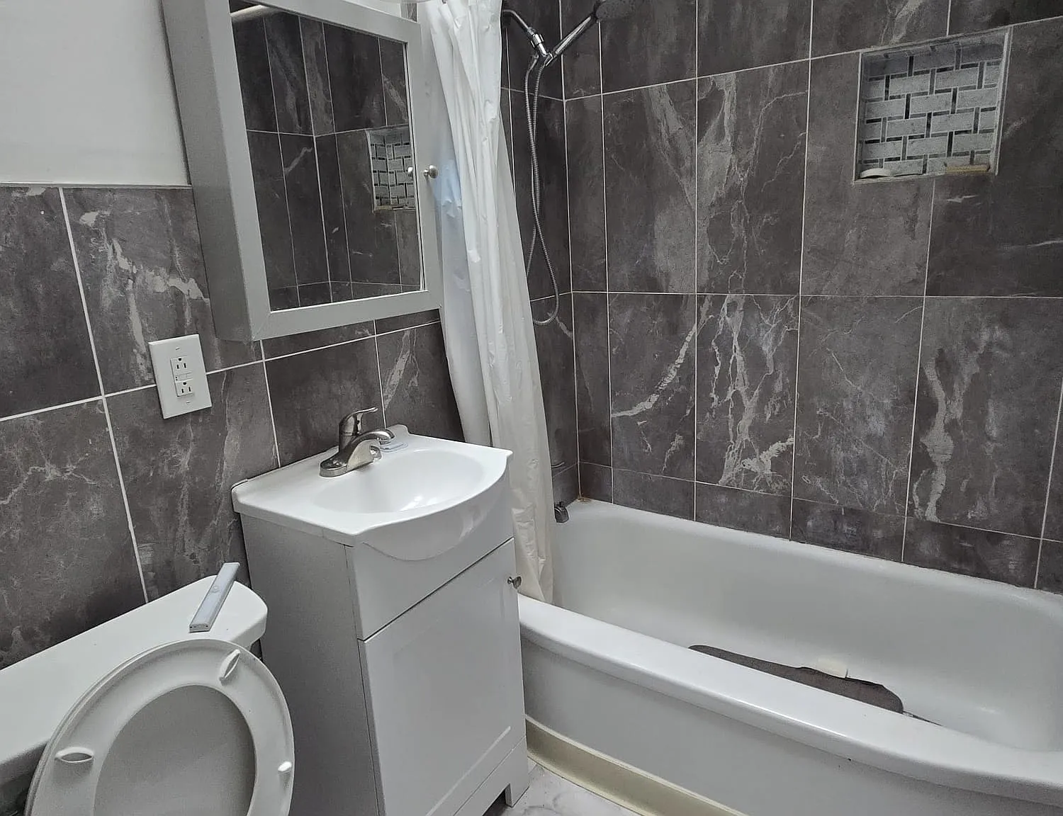 3 bed, 1.5 bath, 1368 sqft, $1,800 — Photo 1