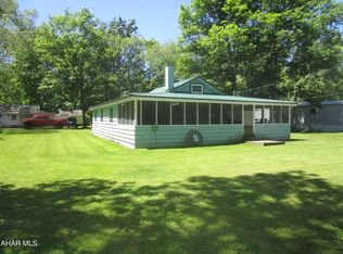 215 1st St, New Paris, PA 15554