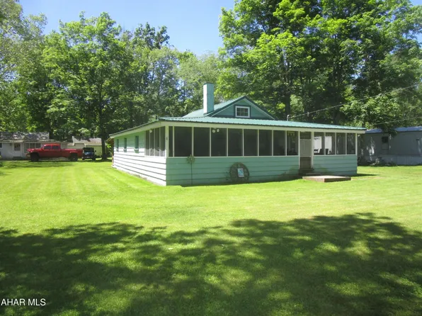 215 1st St, New Paris, PA 15554