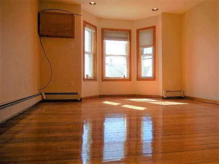 Leyden St — Photo 9