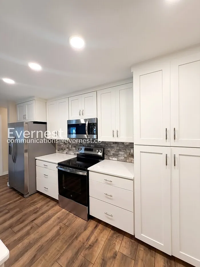 3 bed, 2.0 bath, 1812 sqft, $3,000 — Photo 3