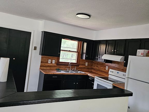 4th image of 415 Dickens Ave