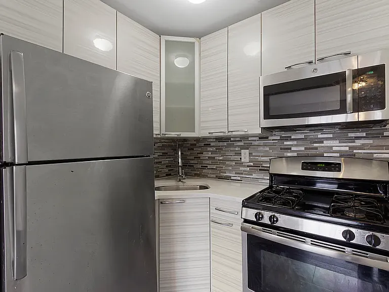 691 Evergreen Ave #2 — Photo 2