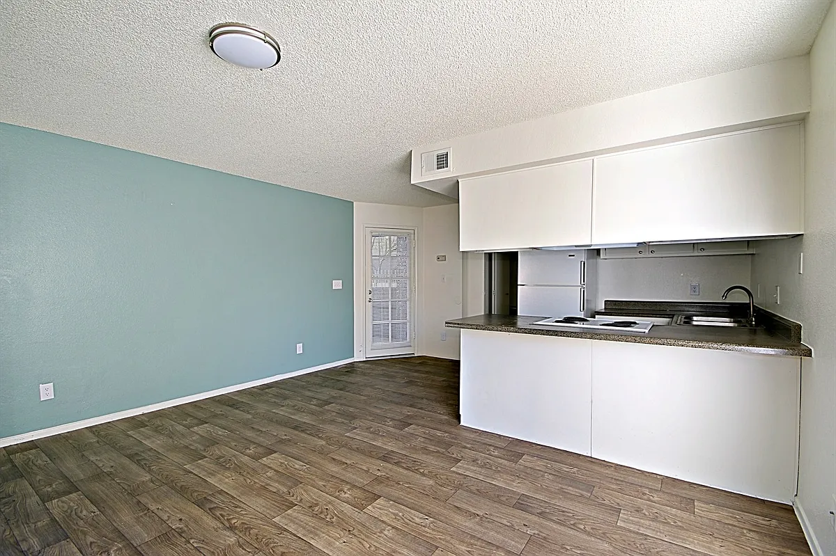 Building Photo - Suite 16