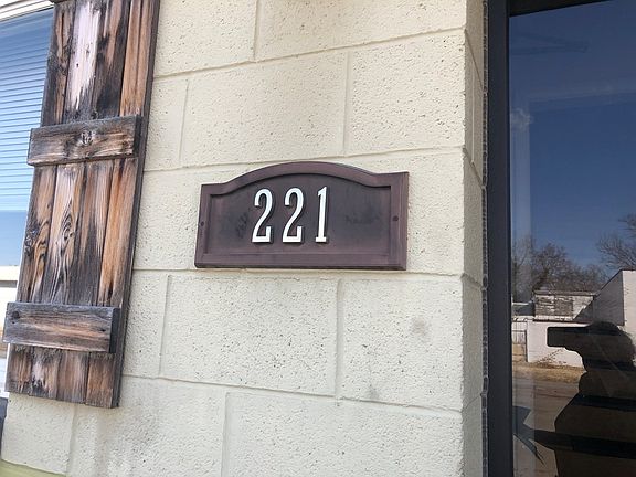 4th image of 221 S 4th St APT 4