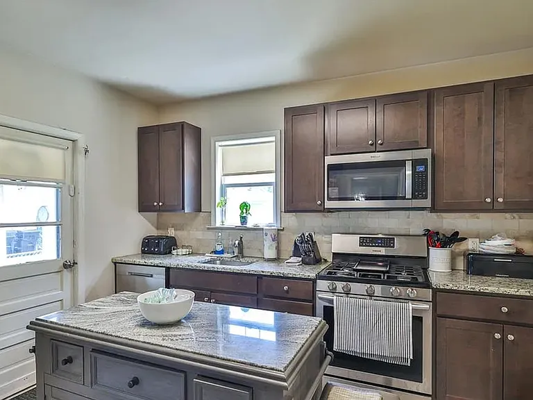 734 E Tioga St — Photo 5