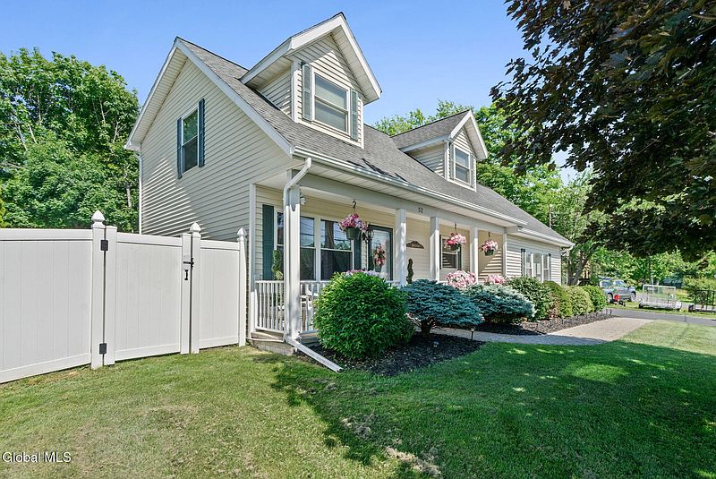 3rd image of 52 Troy Avenue