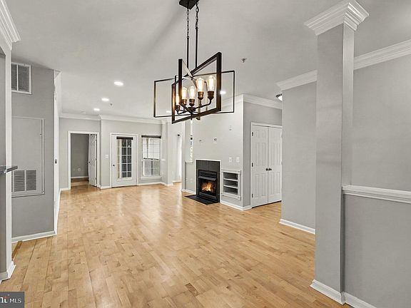 4th image of 4852 Eisenhower Ave Unit 434