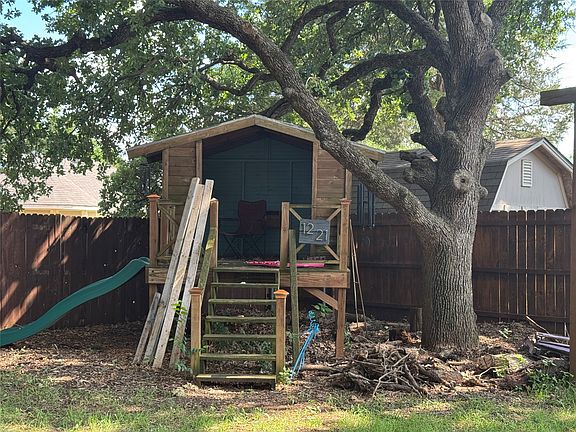 2nd image of 210 Carlsbad Dr