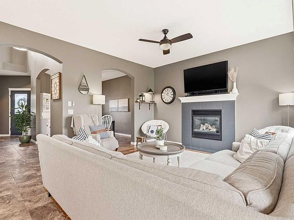 5th image of 220 Springmere Pl