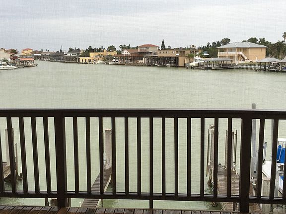 Second-floor deck living rm