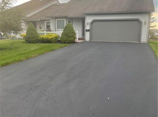 239 Oarlock Cir, East Syracuse, NY 13057