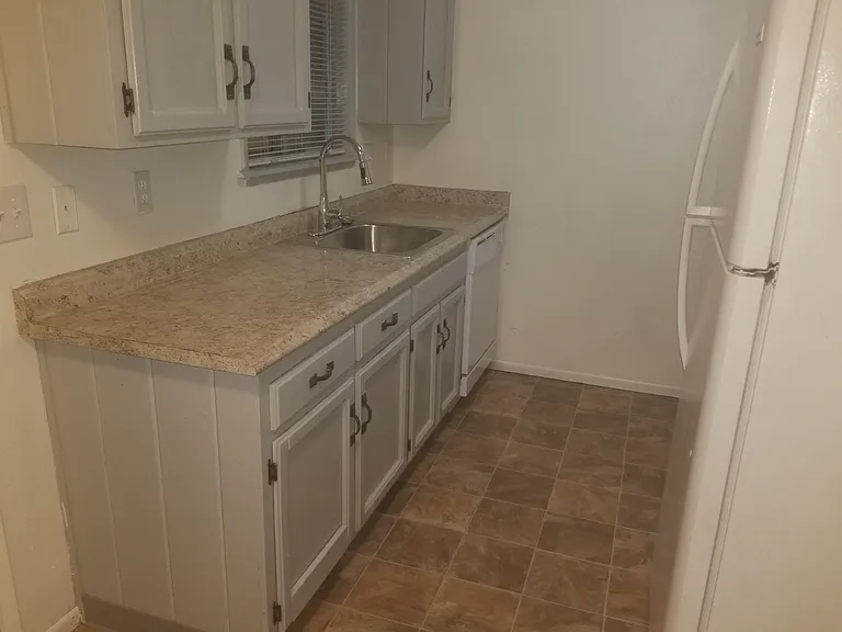 110-116 SE Cleveland Ave — Photo 3