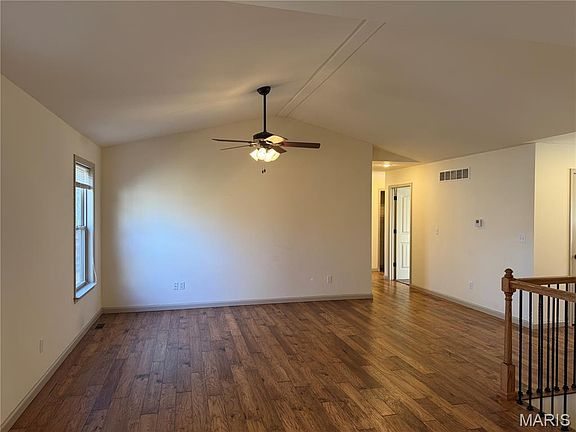 3rd image of 18 Wedgewood Dr