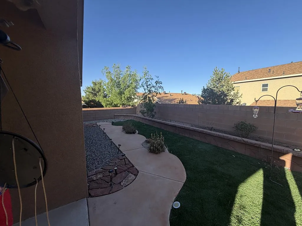 1005 El Paseo St — Photo 2